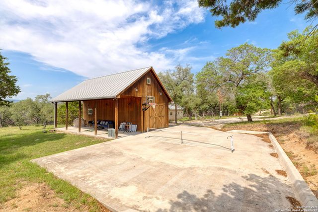 684 BIG SHADES RD, Concan, TX 78838
