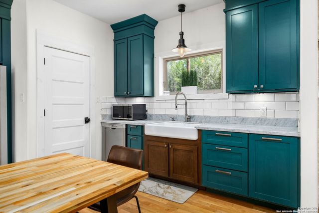 684 BIG SHADES RD, Concan, TX 78838