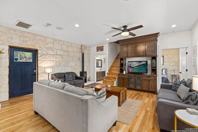 684 BIG SHADES RD, Concan, TX 78838