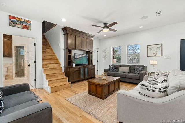 684 BIG SHADES RD, Concan, TX 78838