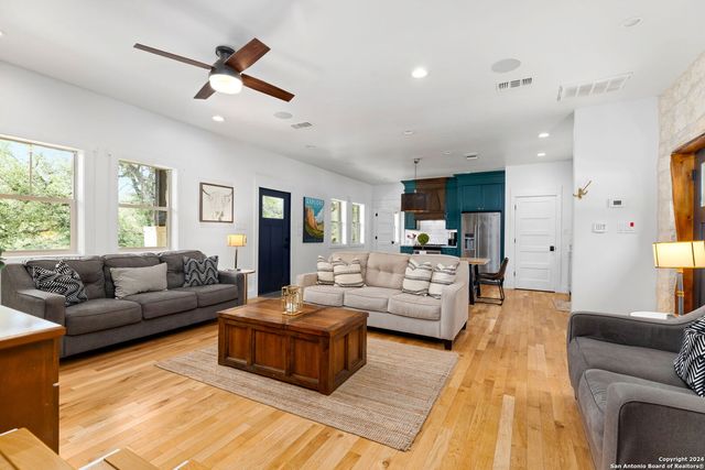 684 BIG SHADES RD, Concan, TX 78838