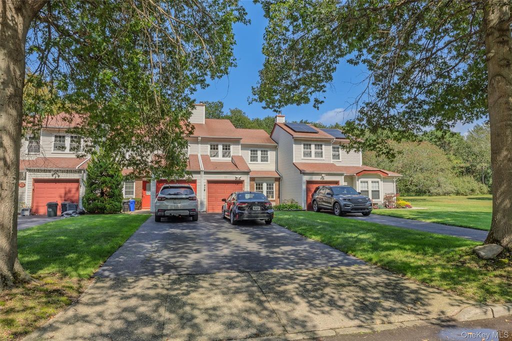 11 Burgoyne Court, Coram, NY 11727 — photo 2