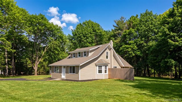 5 Long Pond Road, Ridge, NY 11961