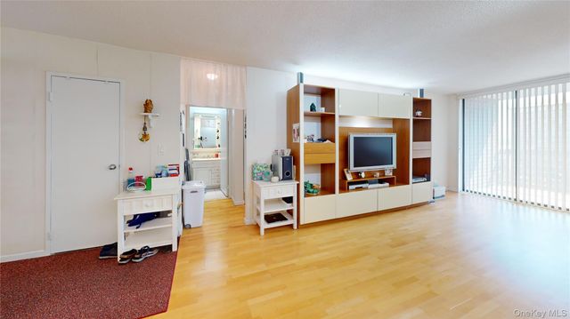 1 Bay Club Drive 17E, Bayside, NY 11360