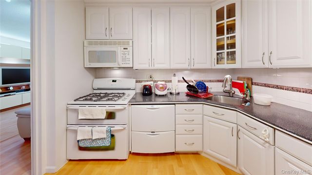1 Bay Club Drive 17E, Bayside, NY 11360
