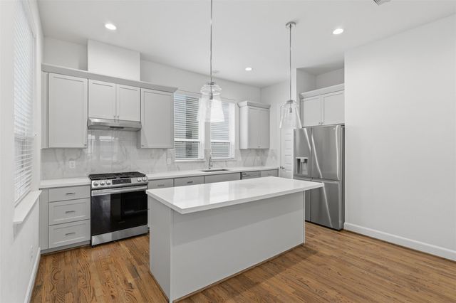 2709 Clinton Drive, Houston, TX 77020