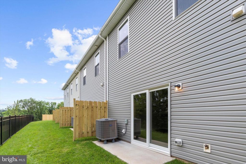 Image 5 of property listing at 8113 BARTHOLOMEW CT, Baltimore, MD 21206