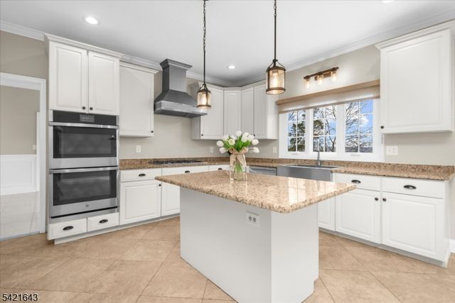 10 Blue Cliff Dr, Clinton Twp., NJ 08833