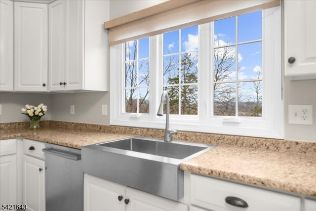 10 Blue Cliff Dr, Clinton Twp., NJ 08833