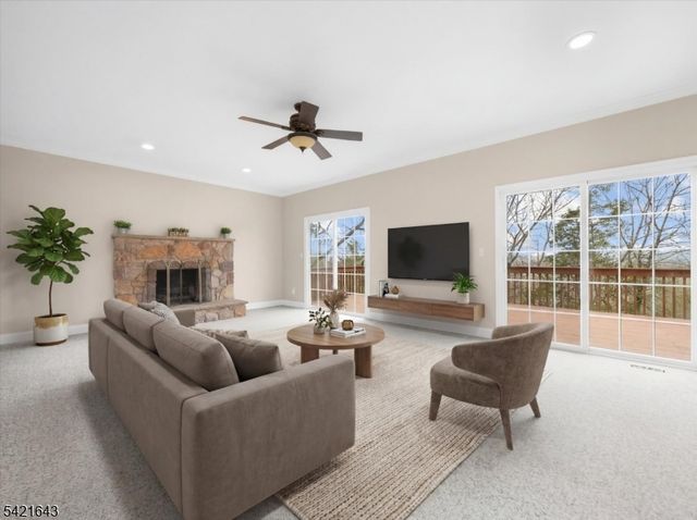 10 Blue Cliff Dr, Clinton Twp., NJ 08833