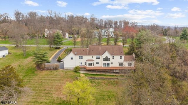 10 Blue Cliff Dr, Clinton Twp., NJ 08833