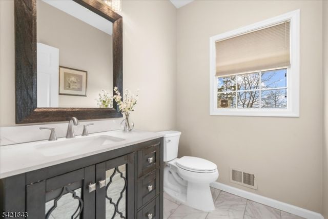 10 Blue Cliff Dr, Clinton Twp., NJ 08833