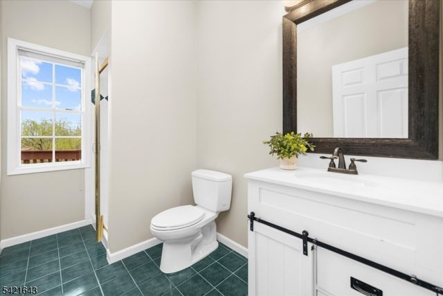 10 Blue Cliff Dr, Clinton Twp., NJ 08833