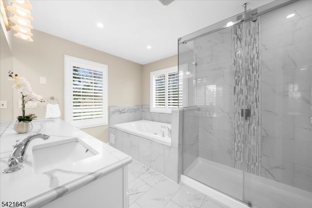 10 Blue Cliff Dr, Clinton Twp., NJ 08833