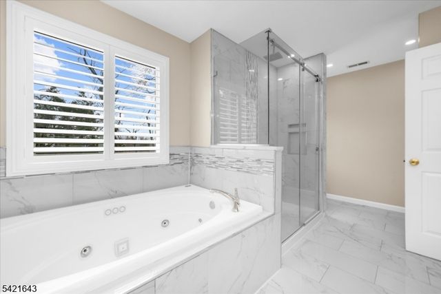 10 Blue Cliff Dr, Clinton Twp., NJ 08833