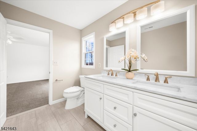 10 Blue Cliff Dr, Clinton Twp., NJ 08833