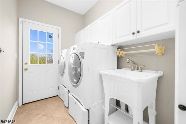 10 Blue Cliff Dr, Clinton Twp., NJ 08833