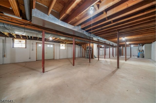 10 Blue Cliff Dr, Clinton Twp., NJ 08833