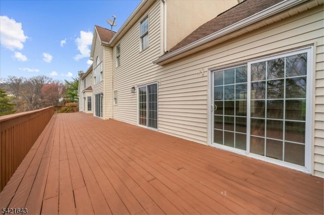 10 Blue Cliff Dr, Clinton Twp., NJ 08833