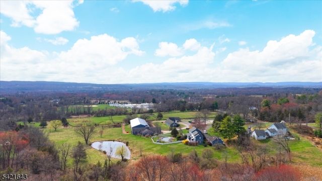 10 Blue Cliff Dr, Clinton Twp., NJ 08833