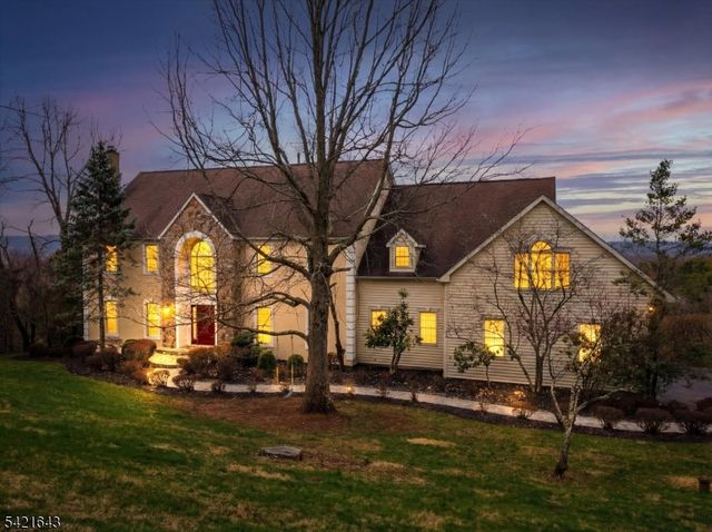 10 Blue Cliff Dr, Clinton Twp., NJ 08833