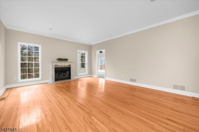 10 Blue Cliff Dr, Clinton Twp., NJ 08833
