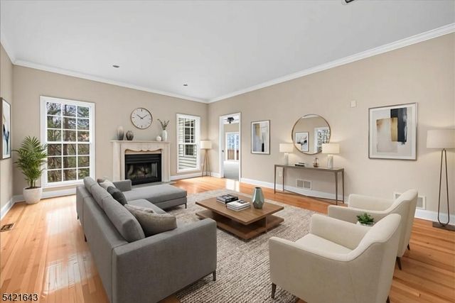 10 Blue Cliff Dr, Clinton Twp., NJ 08833