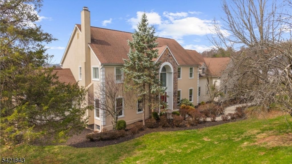 10 Blue Cliff Dr, Clinton Twp., NJ 08833