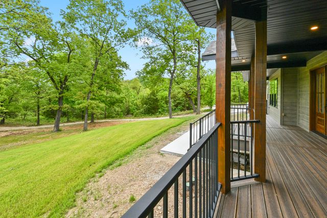 1 Top Lane, Lampe, MO 65681