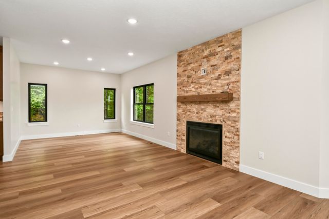 1 Top Lane, Lampe, MO 65681