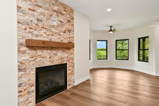 1 Top Lane, Lampe, MO 65681