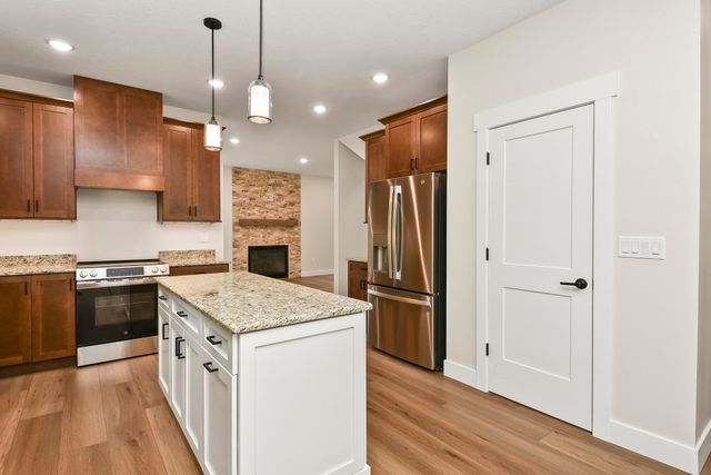 1 Top Lane, Lampe, MO 65681