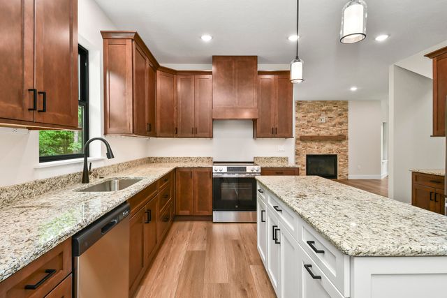 1 Top Lane, Lampe, MO 65681
