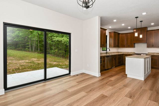 1 Top Lane, Lampe, MO 65681