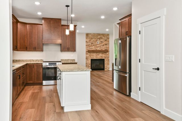 1 Top Lane, Lampe, MO 65681