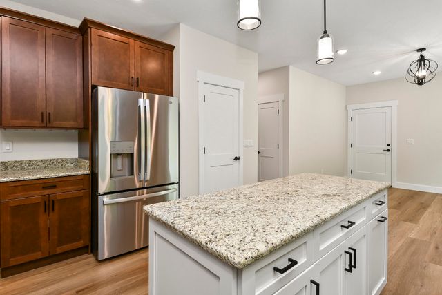 1 Top Lane, Lampe, MO 65681