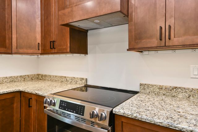 1 Top Lane, Lampe, MO 65681