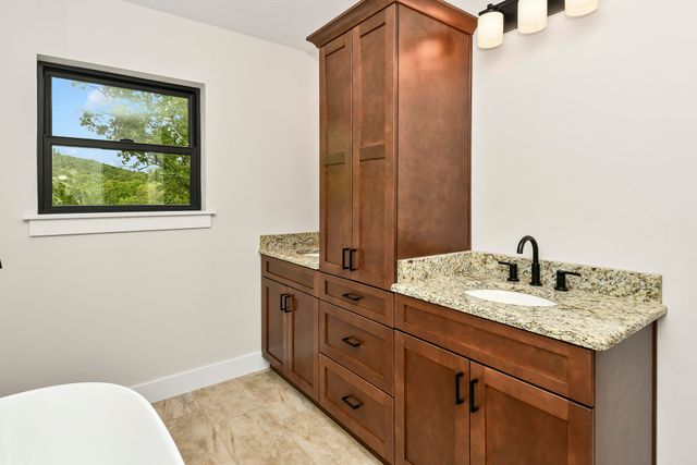 1 Top Lane, Lampe, MO 65681