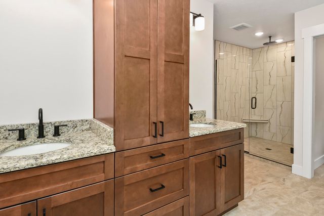 1 Top Lane, Lampe, MO 65681