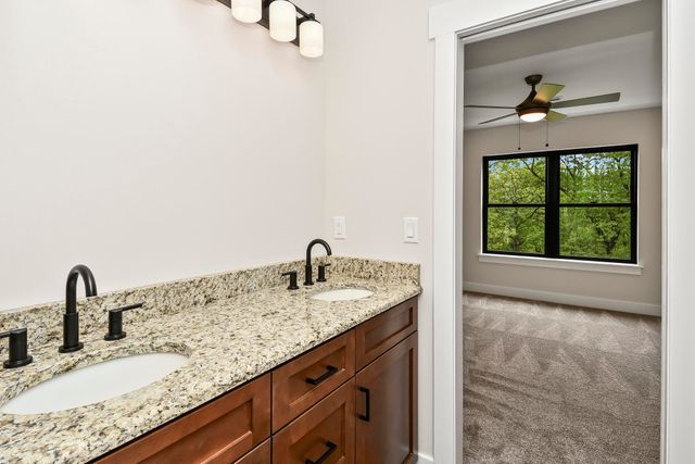 1 Top Lane, Lampe, MO 65681