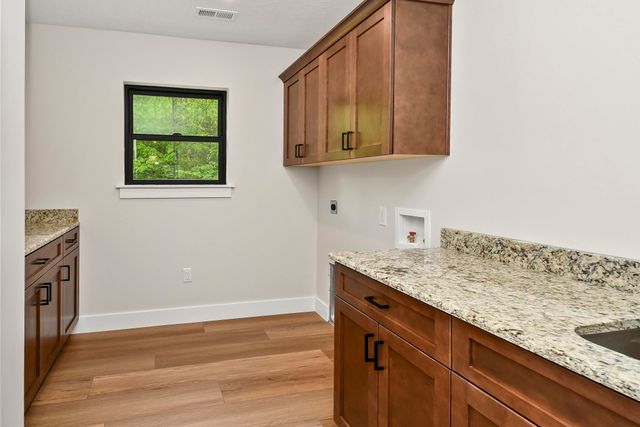 1 Top Lane, Lampe, MO 65681