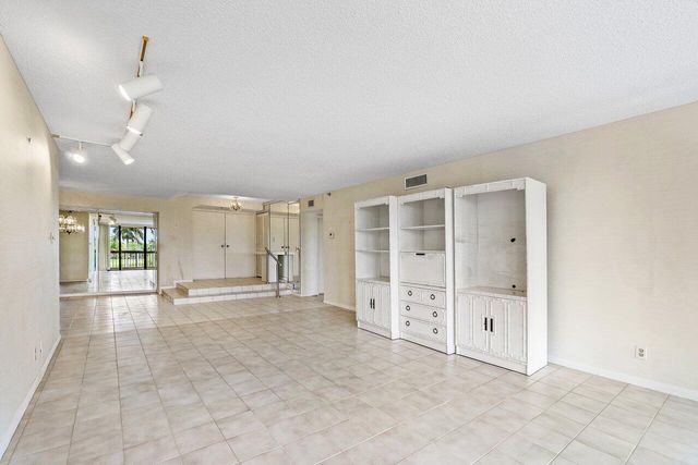 1900 Consulate Place 205, West Palm Beach, FL 33401
