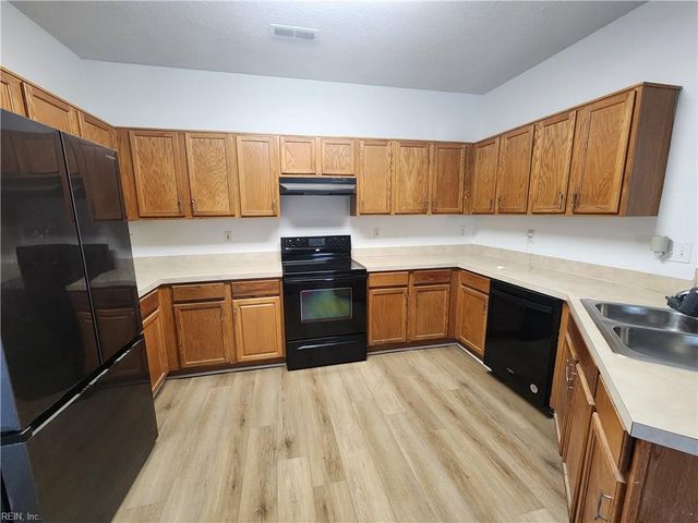 23 Regal WAY, Hampton, VA 23669