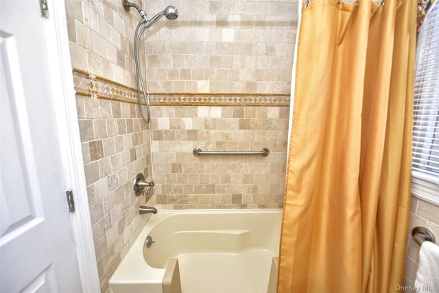 24 Bon Aire Circle N, Suffern, NY 10901