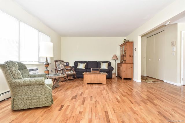 24 Bon Aire Circle N, Suffern, NY 10901