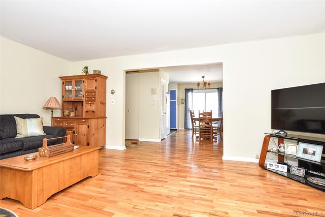 24 Bon Aire Circle N, Suffern, NY 10901