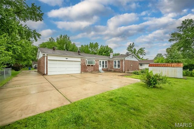 2111 Shoreham Drive, Florissant, MO 63033