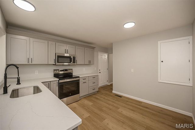2111 Shoreham Drive, Florissant, MO 63033