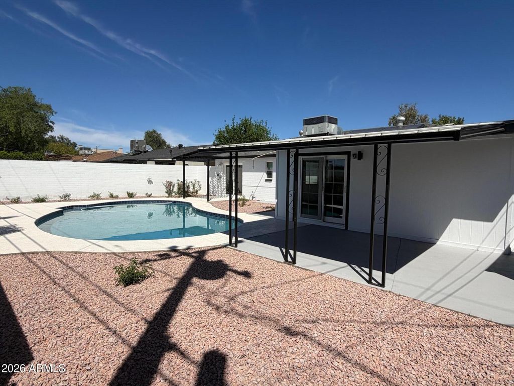 Image 3 of property listing at 6036 N 8TH Street, Phoenix, AZ 85014