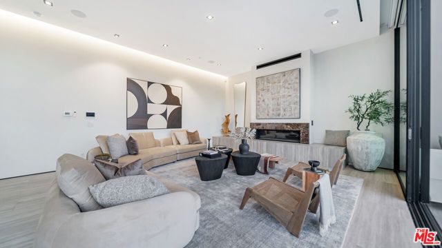 8777 W Hollywood Boulevard, Los Angeles, CA 90069